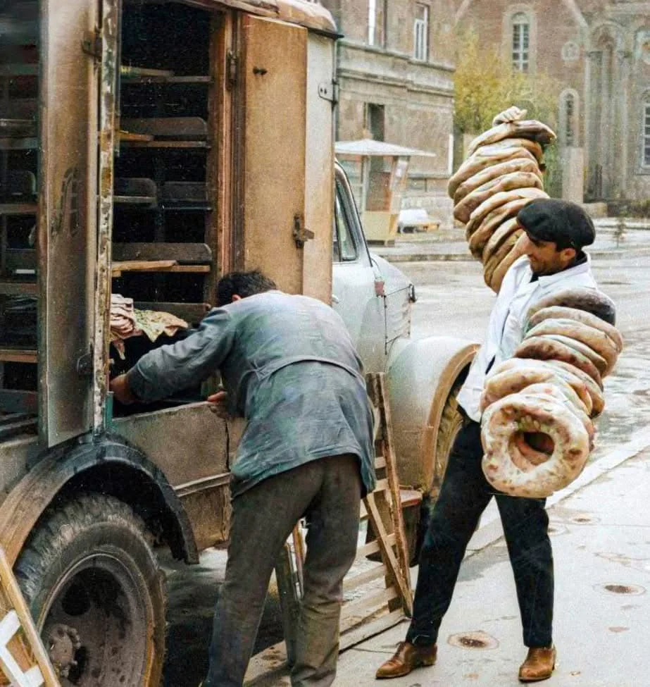 Հացի բեռնաթափում Լենինականում, 1967 թ.