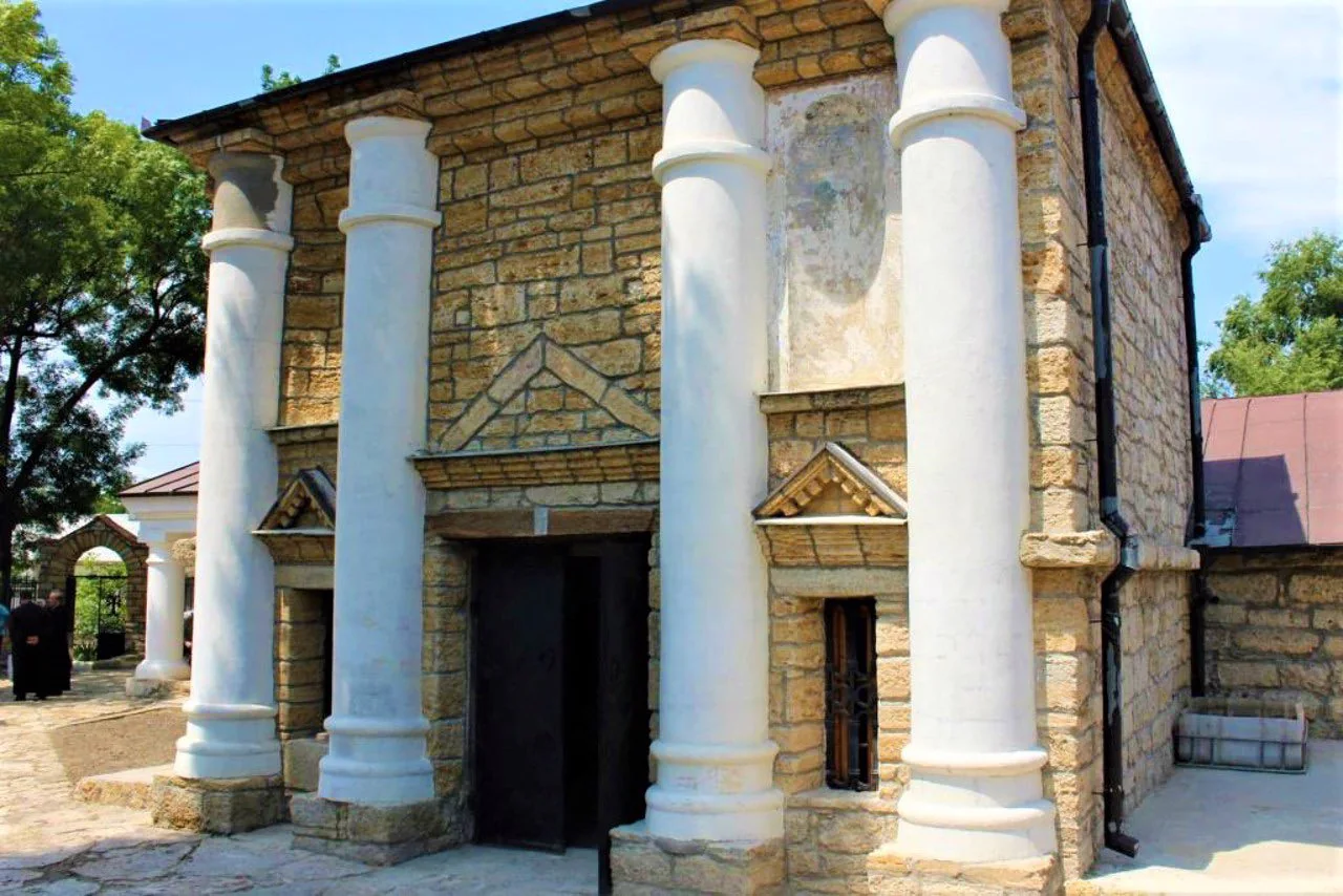 Սուրբ Աստվածածին հայկական եկեղեցին Աքքերմանում · 2