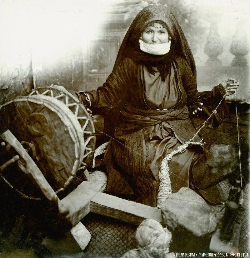 Ճախարակով բուրդ մանող կին, Զանգեզուր, 1931
