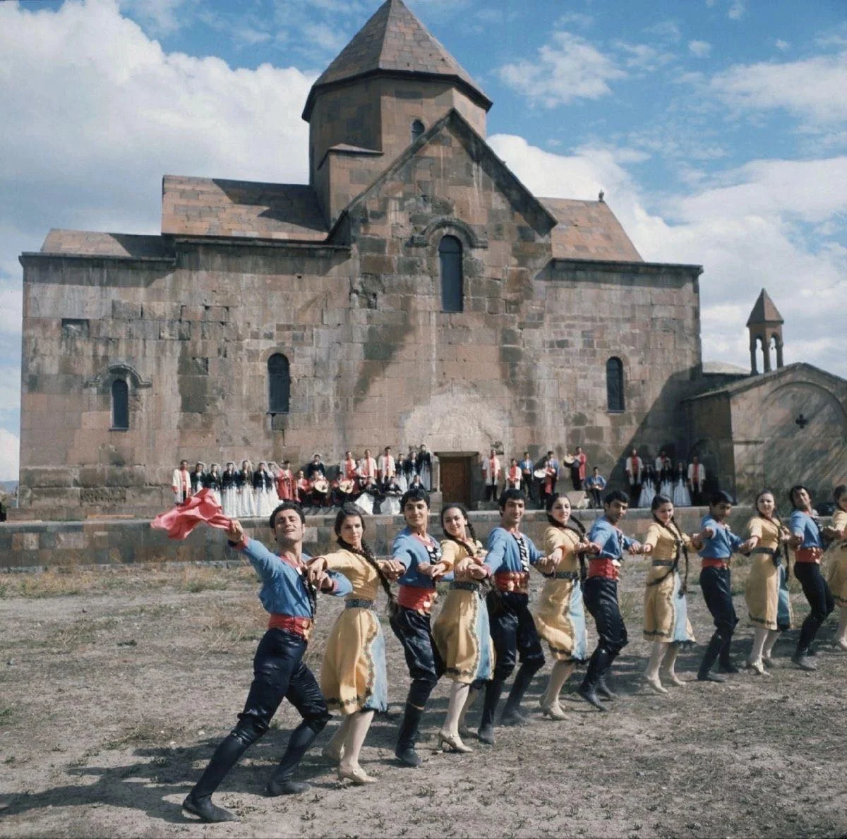 Պարային համույթը Սուրբ Գայանե եկեղեցու մոտ