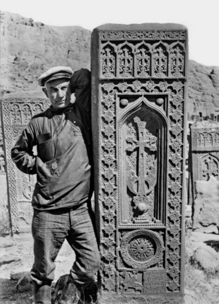 Դերասան Արամ Վրույրը Ջուղայի խաչքարի մոտ, 1915