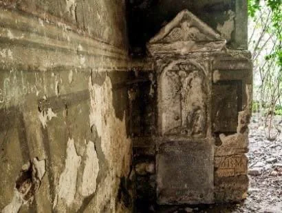 Հայկական աղբյուր-հուշարձան Յազլովեցում (1611)