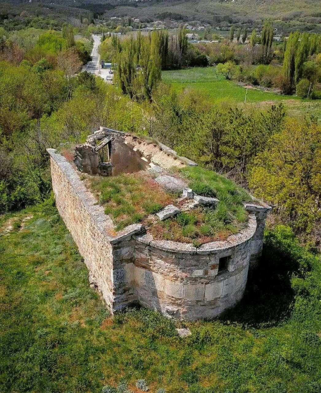 Руины армянской церкви Сурб Урбат в Крыму · 2
