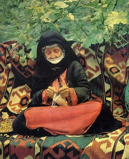 Զանգեզուրցի հայ կին՝ ավանդական տարազով