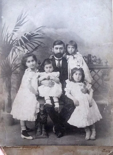 Հայ հայրը դուստրերի հետ, Բաքու, 1909 թ.