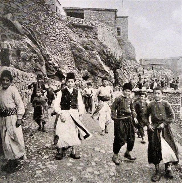 Armenian children in Tigranakert, 1910