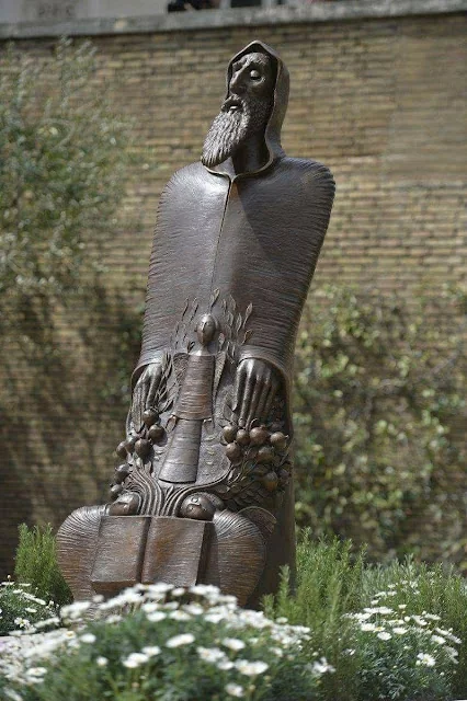 Գրիգոր Նարեկացու հուշարձանը Վատիկանում