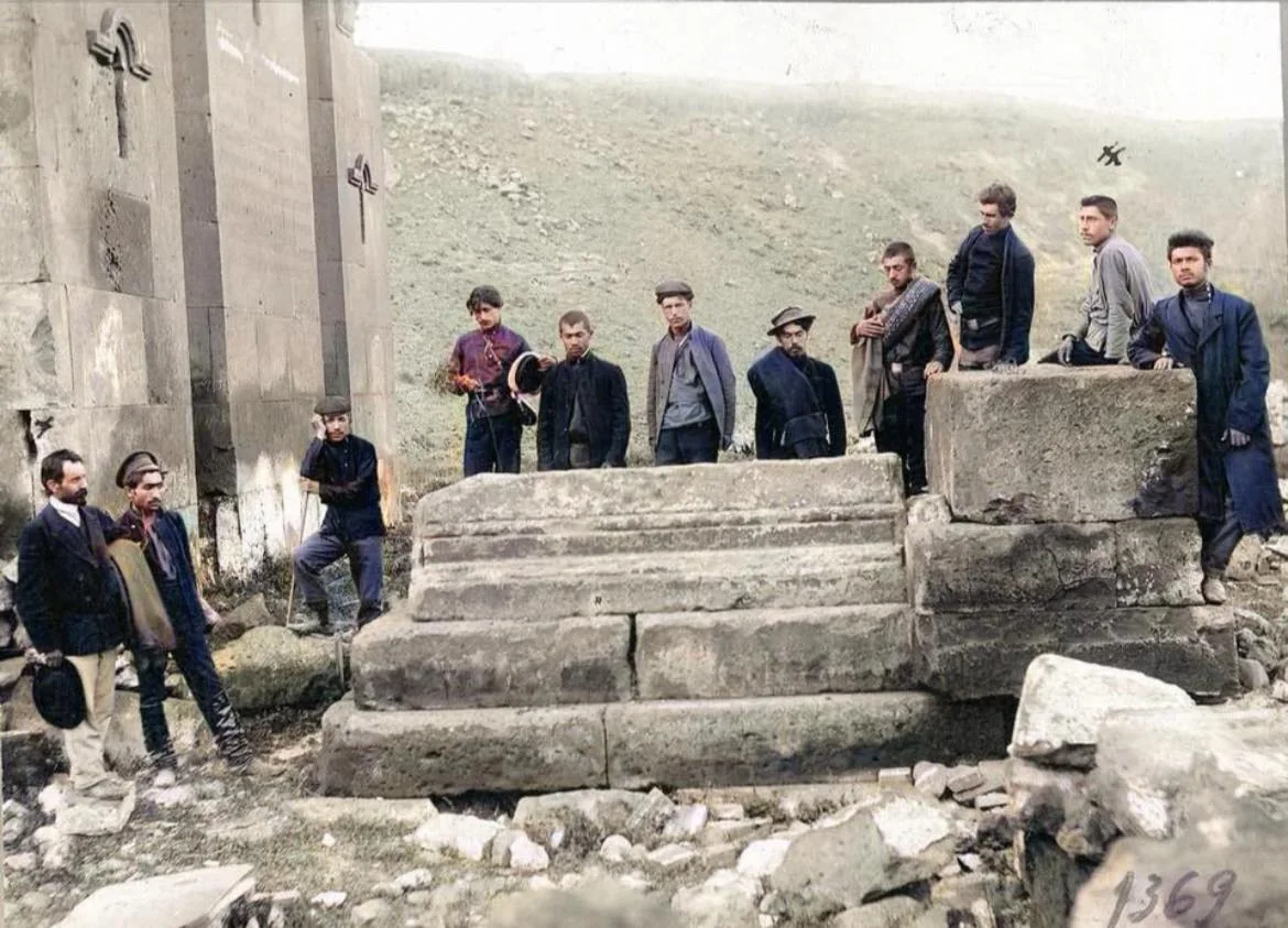 Աշոտ Գ Ողորմածի գերեզմանի մոտ, Անի