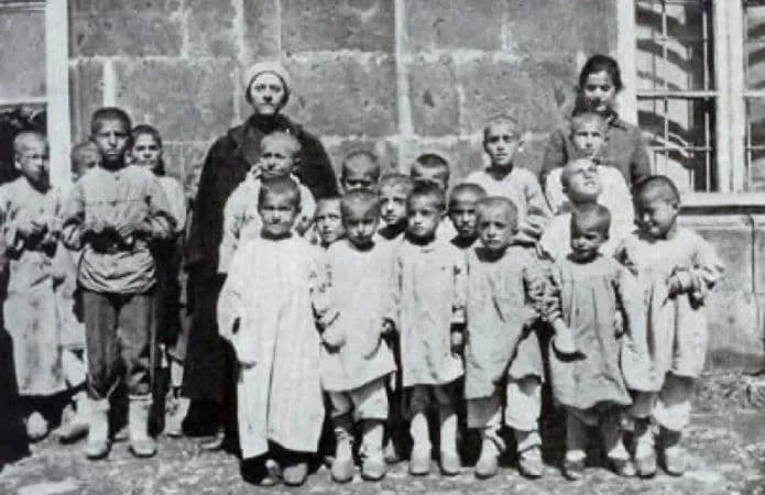 Որբանոցի երեխաները Ալեքսանդրապոլում, 1920 · 2