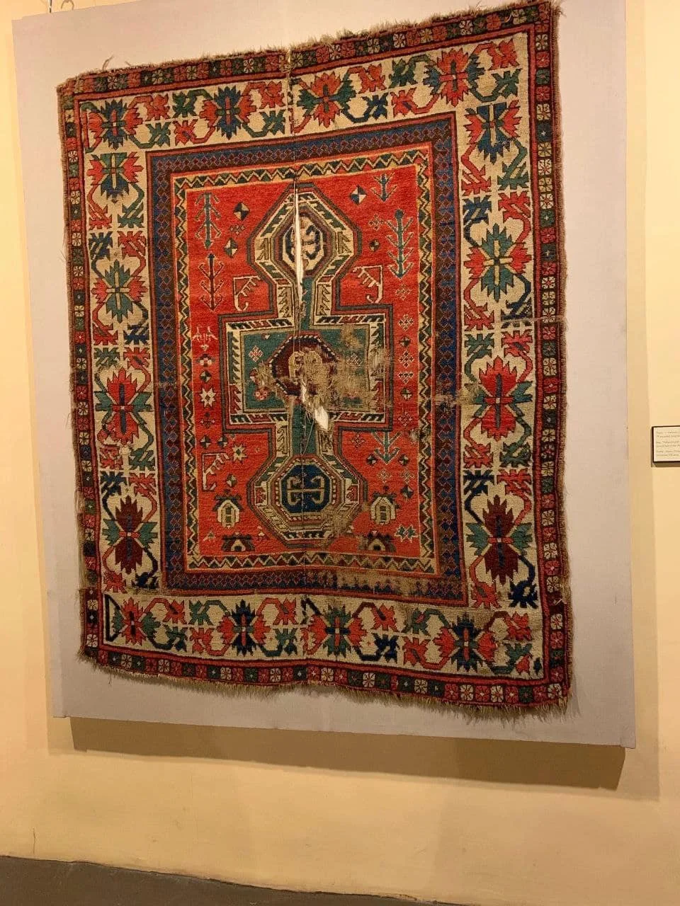 Երկու մասի բաժանված ընտանեկան գորգը