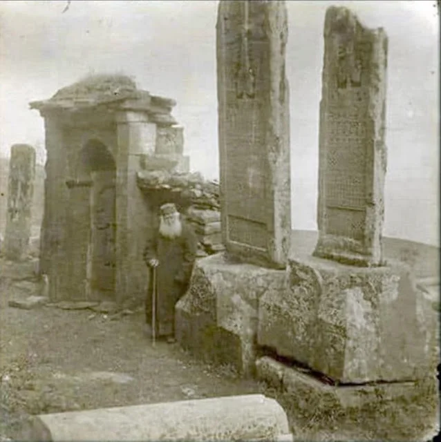 Վարդան վարդապետը Սուրբ Առաքելոց վանքի բակում