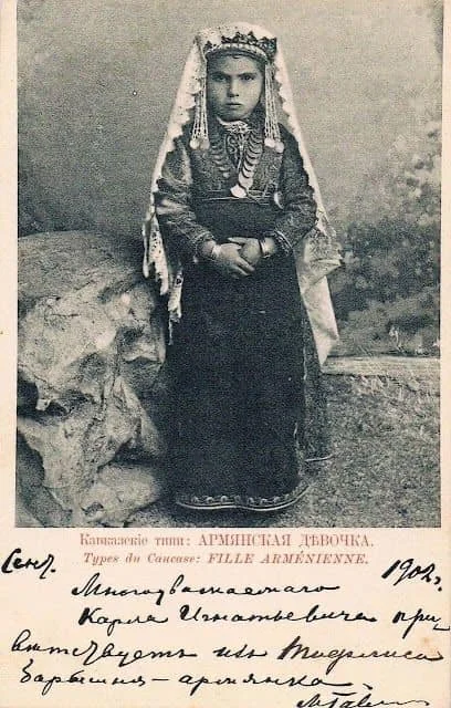 Փոքրիկ հայ աղջիկ Կարսից՝ ազգային տարազով