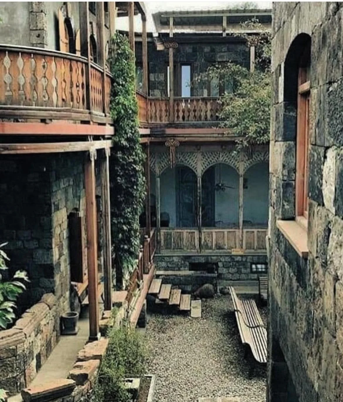 Հին բակ Գյումրիում