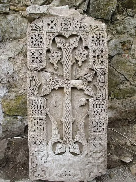 Խաչքար Մայրավանքի ավերակներից, Բերդ