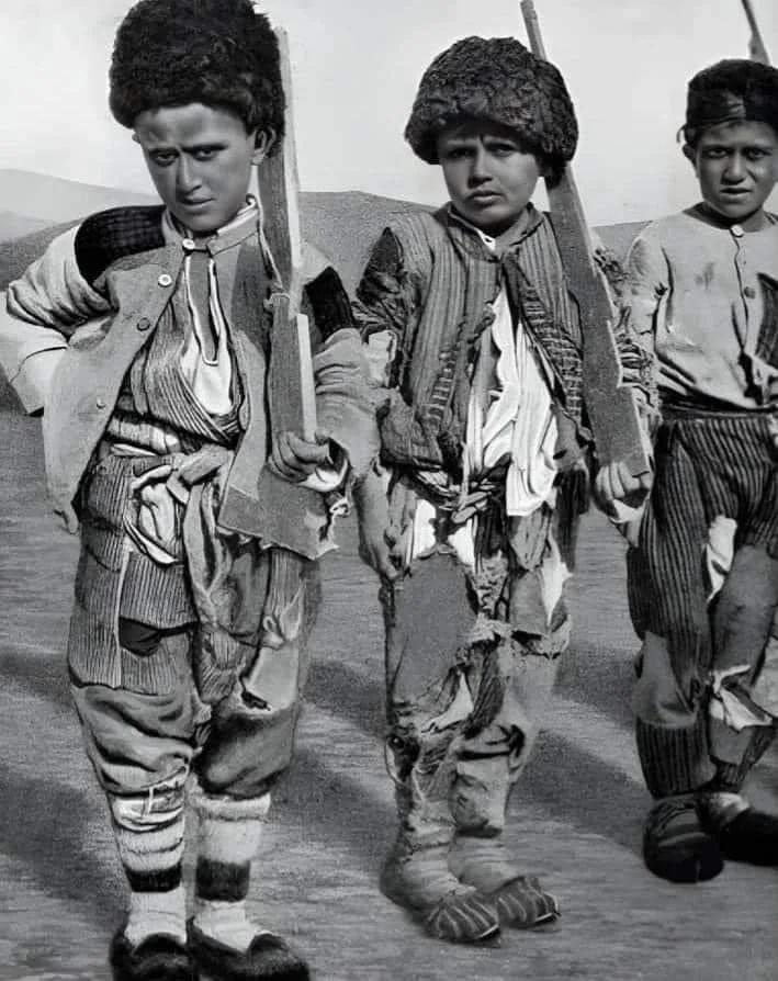 Վանը պաշտպանող հայ տղաներ, 1915 թ.