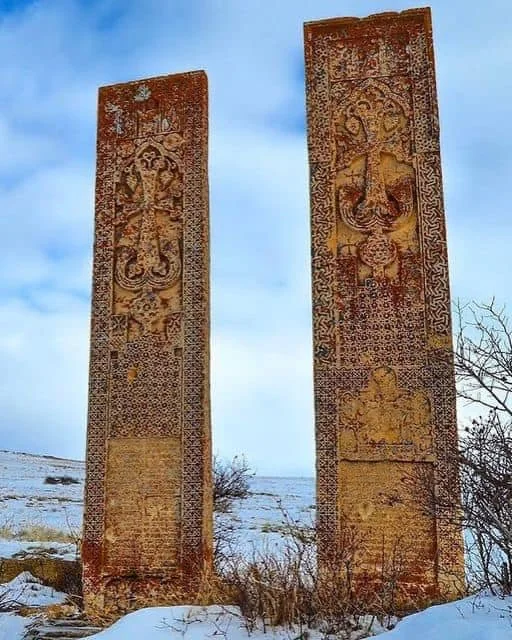 Les khatchkars géants du monastère d'Abrenk
