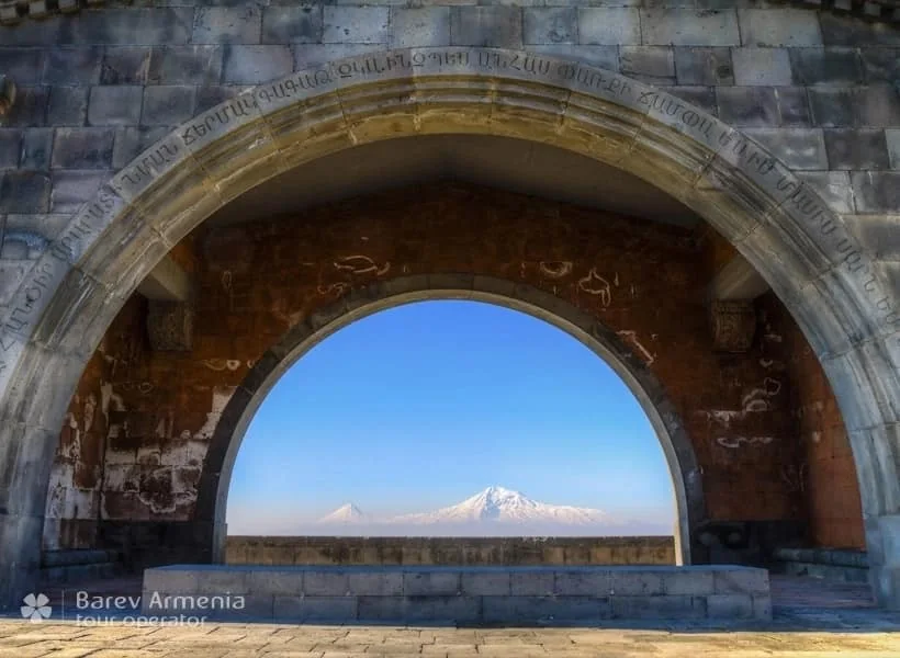 Չարենցի կամարը (Արարատի կամար)