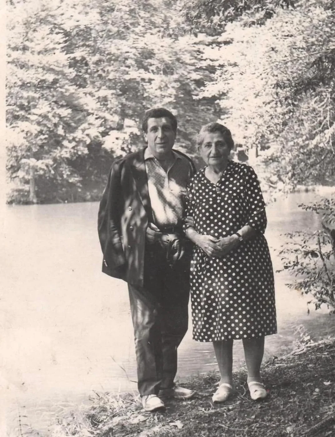 Առնո Բաբաջանյանը մոր հետ