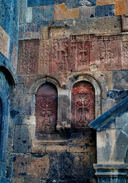 Սաղմոսավանքի պատի հատված՝ խաչքարերով