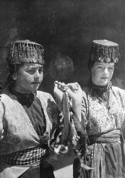 Ավանդական տարազներով պարող հայ աղջիկներ, 1935
