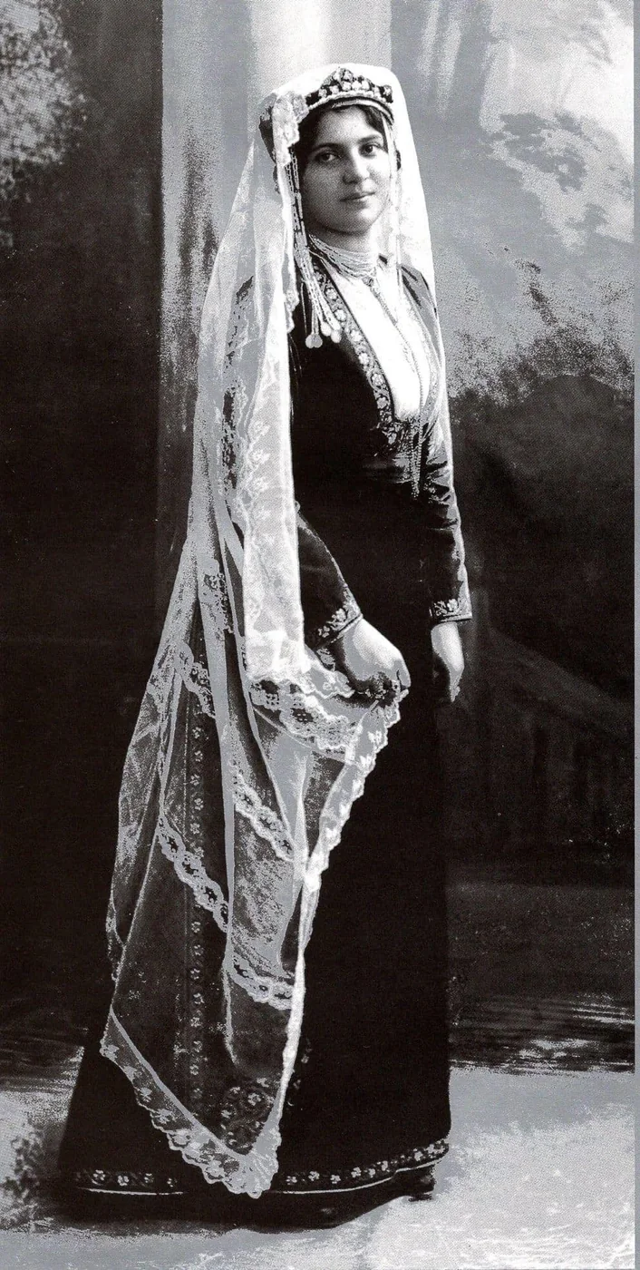 Հայուհի ավանդական տարազով