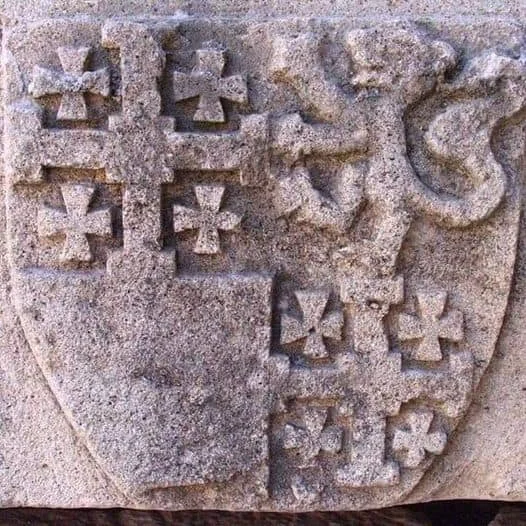 Կիլիկյան Հայաստանի զինանշանը քարի վրա