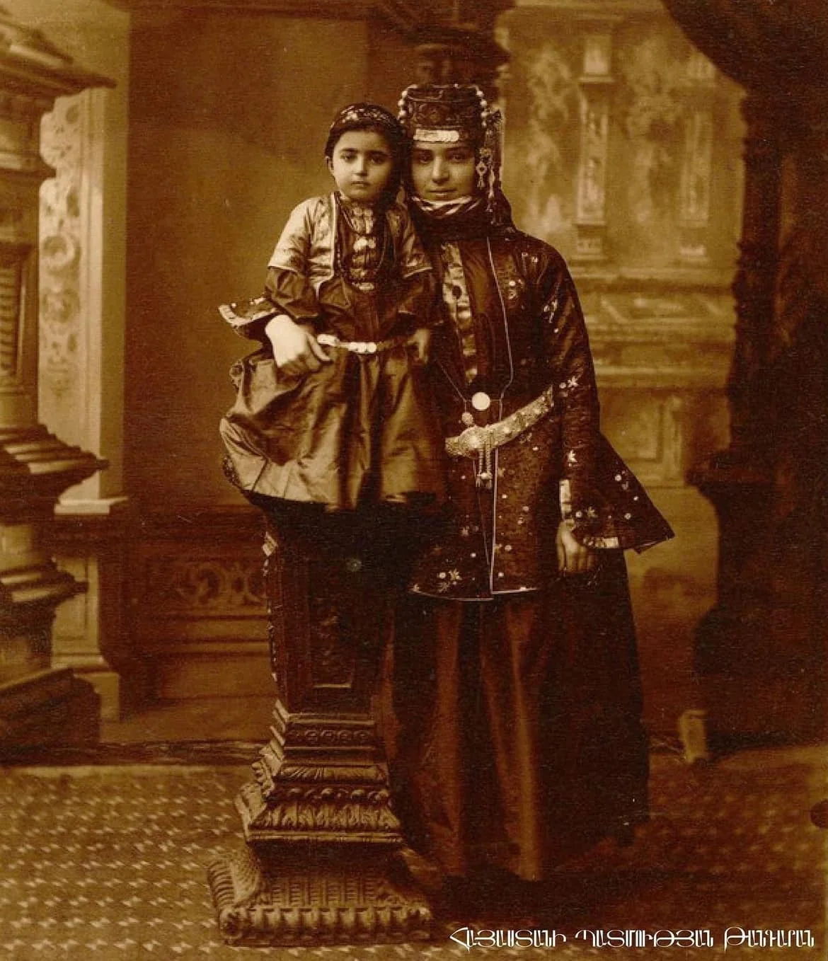 Նախիջևանցի հայուհի երեխայի հետ, 1915