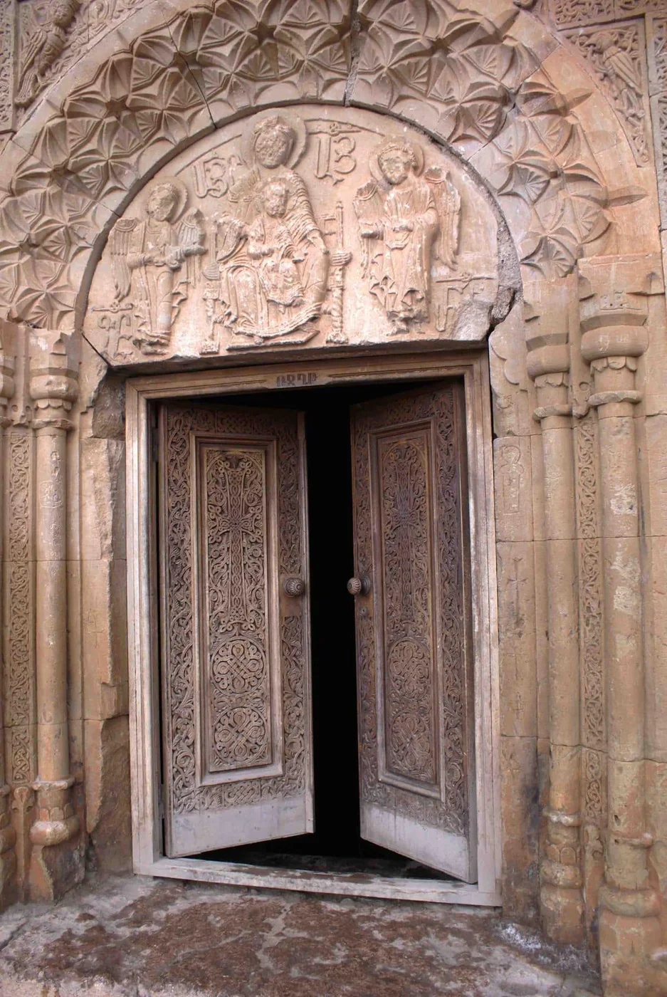 Նորավանքի մուտքի դռները