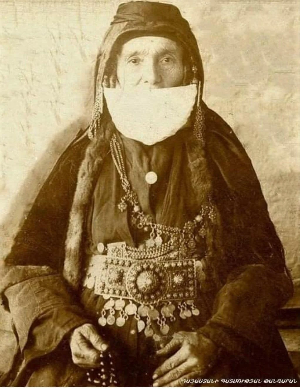 Շուշիի հայ կինը ավանդական տարազով